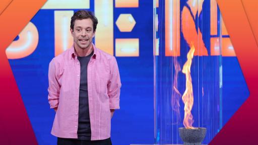 Rechte: KiKA/Steffen Becker Links Tobi, rechts eine Flamme in einem durchsichtigen Gefäß.