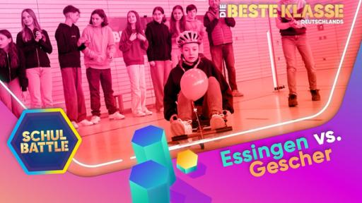 Vorne ein Mädchen mit Schutzhelm auf einem fahrbaren Untersatz mit Luftballon in einer Turnhalle. Sie schaut konzentriert. Dahinter stehen Mädchen und Jungen.