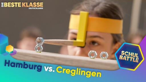 Rechte: KiKA/Bavaria Entertainment Ein Kind versucht mit einem Stab, der mit einer Halterung an seinem Kopf befestigt ist, zwei Muttern übereinenander zu stapeln. Sein Blick ist konzentriert. Unten der Text Hamburg versus Creglingen und das Schulbattle-Logo.
