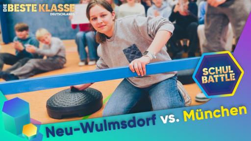 Rechte: KiKA/Bavaria Entertainment Ein Mädchen kniet auf dem Boden und bewegt mit der Hand einen großen Indoor Curling-Stein. Hinter ihr sitzen Kinder, die in die Hände klatschen und zusehen. Unten der Text Neu Wulmsdorf versus München und das Schulbattle-Logo.