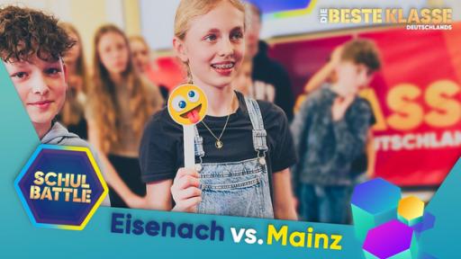 Ein Mädchen hält lächelnd einen kleinen Stab mit einem Smiley-Gesicht mit herausgestreckter Zunge und verdrehten Augen. Im Hintergrund Kinder. Unten der Text Eisenach versus Mainz und das Schulbattle-Logo.
