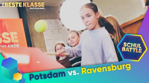 Rechte: KiKA/Bavaria Entertainment Ein Mädchen versucht mit konzentriertem Blick einen Tennisball zu treffen. Hinter ihr Kinder, die gespannt zuschauen. Unten der Text Potsdam versus Ravensburg und das Schulbattle-Logo.