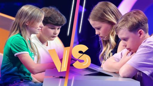 Rechte: KiKA/Steffen Becker Links sitzen Paul und Mathilda konzentriert an einem Pult. Rechts gegenüber Charlotte und Jayden an ihrem Pult mit Blick ins Tablet. Mittig eine Linie, die das Bild senkrecht teilt. Darauf die Abkürzung vs für versus.