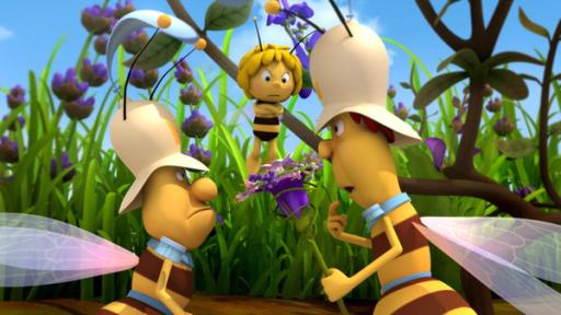 Maja steht mit verschränkten Armen und mit verärgertem Blick vor zwei Bienenpolizisten die sich streiten.