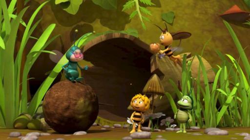 Der Mistkugelwettbewerb | Rechte: Nach Waldemar Bonsels “Die Biene Maja”. © 2012 Studio 100 Animation Maja, Willi und Flip vor einer Mistkugel.