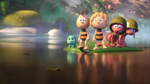 Die Biene Maja - Das geheime Königreich, Film, Teaser, MT25 | Rechte: Studio 100 Media / Studio B Animation Pty Ltd. Vor dem Hintergrund eines lichtdurchfluteten Dschungels liegt ein spiegelglatter See. Auf ihm treibt ein grünes Blatt. Auf dem Blatt krabbelt Baby Smoosh, daneben stehen Willie und Maja. Neben ihr knien Eddy und Freddy, die beiden Ameisensoldaten mit ihren Stahlhelmen auf dem Kopf. Alle Fünf schauen ebenso staunend wie freudig überrascht in die Ferne.