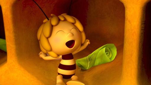 Majas Geburt | Rechte: Nach Waldemar Bonsels “Die Biene Maja”. © 2012 Studio 100 Animation Biene Maja streckt gähnend ihre Arme aus. Hinter ihr ist ein zusammengerolltes Blatt zu sehen.