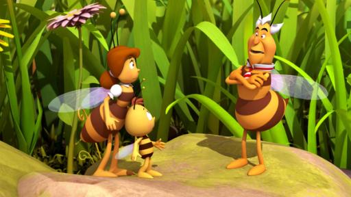Richter Bienenwachs | Rechte: ZDF Richter Bienenwachs ist erzürnt und steht mit verschränkten Armen vor Willi und Cassandra.