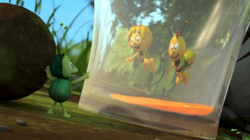 Willis Flasche | Rechte: Nach Waldemar Bonsels “Die Biene Maja”. © 2012 Studio 100 Animation Maja und Flip stecken in einem Glas. Mistkäfer Ben betrachtet die beiden von außen.