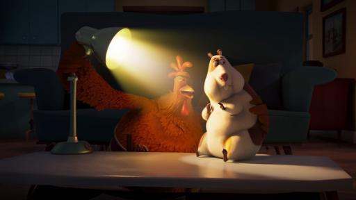 Das Huhn Flo richtet den Strahl einer Lampe auf Meerschweinchen Albert um es zu verhören.
