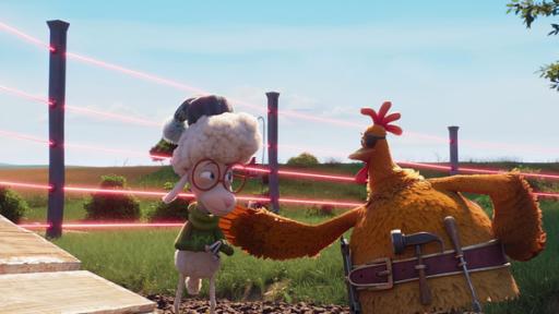 Rechte: KiKA/2022 Sixteen South/Mikros Animation IP/Tencent Schaf Billy und Huhn Flo stehen vor einem Lichtschranken-Zaun.