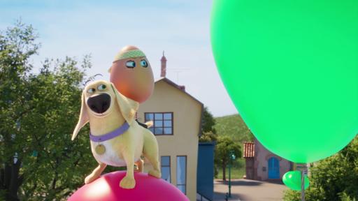 Das als Ninja verkleidete Ei Jo steht auf einem kleinen Hundewelpen, der sich auf einem Ballon befindet. Neben ihnen ein weiterer großer Luftballon und hinter ihnen eine Straße mit einem Haus und Bäume.