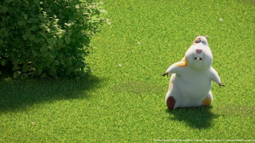Hamster Albert steht mit ängstlichem Blick unsicher auf dem Rasen im Garten.