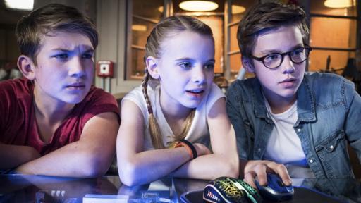 Rechte: NDR/Boris Laewen Die Pfefferkörner Johannes (Luke Matt Röntgen), Alice (Emilia Flint) und Benny (Ruben Storck) finden im Internet wichtige Informationen.