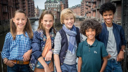 Rechte: NDR/Boris Laewen Nele (Ronja Levis), Kira (Marlene von Appen), Levin (Moritz Pauli), Femi (Spencer König) und Tayo (Samuel Adams) in der Speicherstadt