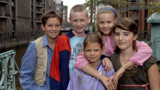 Rechte: NDR/Romano Ruhnau In der fünften Staffel "Die Pfefferkörner" nimmt ein neues Kinder-Team die Ermittlungen auf: Yeliz (Mira Lieb, re.), Lilly (Laura Gabriel, 4.v.li.), Karol (Moritz Glaser, 2.v.li.), Laurenz (Tim Tiedemann, li.) und seine kleine Schwester Marie (Nina Flynn).
