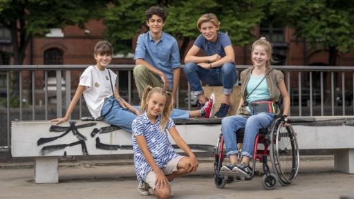 Die elfte Generation | Rechte: NDR/Boris Laewen Die 11. Generation der Pfefferkörner - (hintere Reihe) Lou (Luna), Tarun (Caspar), Jonny (Leander), Pippa (Elyza) und Lou (Luna) im Hauptquartier.