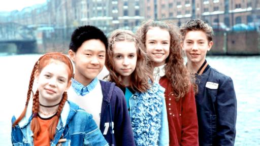 Die Pfefferkörner der zweiten Generation | Rechte: NDR Vivi, Panda, Paul, Katja und Johanna stehen vor einem Fluss und roten Backsteinhäusern.