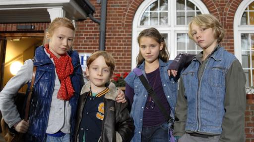 Rechte: NDR/Romano Ruhnau Die Pfefferkörner Emma (Aurelia Stern), Henri (Sammy O'Leary), Nina (Carolin Garnier) und Max (Bruno Alexander) vor ihrer Schule.