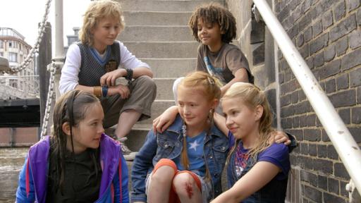 Rechte: NDR/Romano Ruhnau Untere Reihe v.l.: Lina (Lale H. Mann), Emma (Aurelia Stern) und Sophie (Katherina Unger) Obere Reiche v.l: Rasmus (Julian Winterbach) und Themba (Coco Nima)