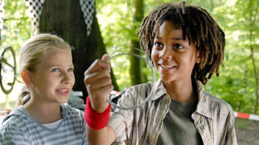 Sophie und Themba mit einem Draht






