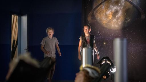 Aliens | Rechte: NDR/Studio HH - Boris Laewen Levin und Kira kommen staunend in den Raum der Athena-Anhänger.