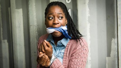 Auf dem Holzweg | Rechte: NDR/Studio HH Foto: Boris Laewen Das Mädchen Malou (Martina Offeh) ist geknebelt und gefesselt.