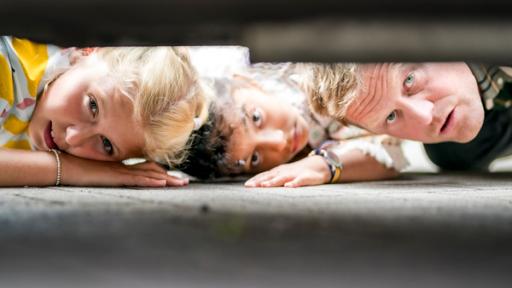 Best Friends Forever | Rechte: NDR/Letterbox - Boris Laewen Nika (Lavinia Burat), Amy und Lars (Tim Ehlert) schauen unter das Auto und stellen fest, dass der Katalysator weg ist.