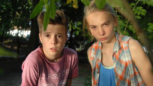 Ceydas Geheimnis | Rechte: NDR/Studio HH Foto: Romano Ruhnau Niklas (Jaden Dreier) und Jessi (Martha Fries) auf der Lauer... und kurz vor ihrem ersten Kuss!