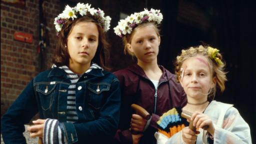 Das Johannisfest | Rechte: NDR/Letterbox Jana, Natascha und Vivi haben Blumenkränze auf dem Kopf.