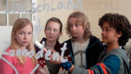 Das Silbergebiss | Rechte: NDR/Romano Ruhnau Sophie (Katherina Unger), Lina (Lale H. Mann), Rasmus ( Julian Winterbach) und Themba (Coco Nima)