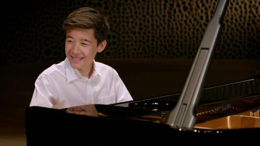 Das Wunderkind | Rechte: NDR Das musikalische Wunderkind Kim Soo-Ri sitzt in der Elbphilharmonie am Flügel.