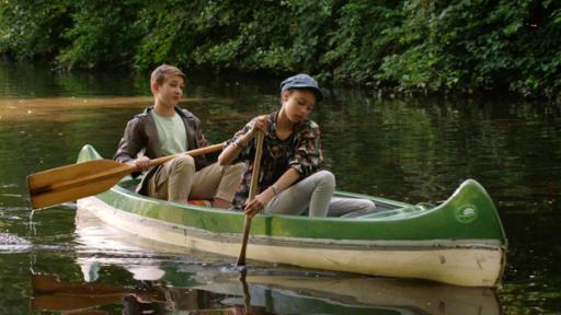 Der Apfel fällt nicht weit vom Stamm | Rechte: NDR Lisha und Johannes sitzen in einem Boot auf dem Wasser.