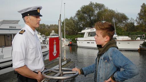 Der Bootsklau | Rechte: NDR/Studio HH Foto: Romano Ruhnau Niklas (Jaden Dreier) im Gespräch mit dem Wasserschutzpolizisten (Roland Kieber, links).