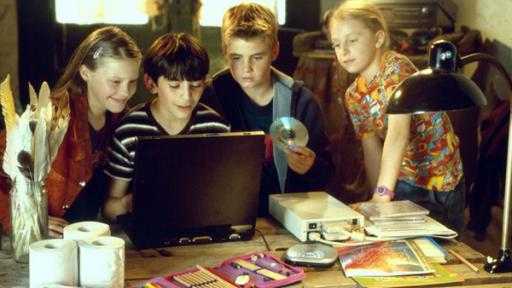 Der Schwarzbrenner | Rechte: NDR/Letterbox Die Pfefferkörner schauen im HQ gemeinsam auf ein Laptop.