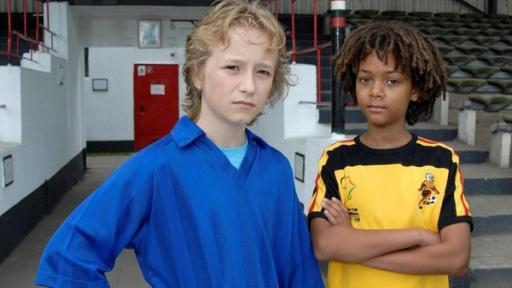 Die Erbschaft | Rechte: NDR/Romano Ruhnau Rasmus und Themba im Fußball-Dress