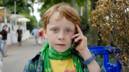Diebstahl im Krankenhaus | Rechte: NDR/Romano Ruhnau Henri hält ein Handy an sein Ohr