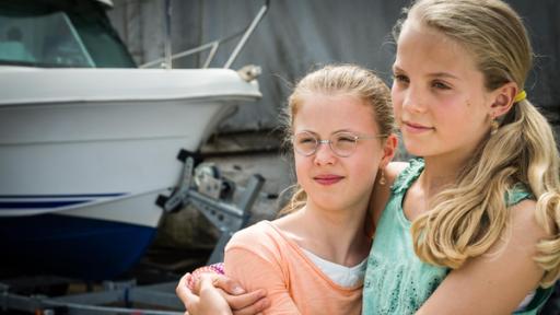 Pinja (Sina Michel) und Stella (Zoë Malia Moon) halten sich im Arm.
