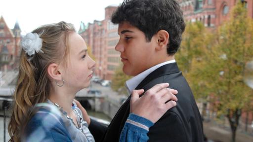 Endlich Hochzeit (S11/E13) | Rechte: NDR/Studio HH Foto: Romano Ruhnau Jessi (Martha Fries) und Anton (Danilo Kamber) halten sich im Arm und schauen sich an.