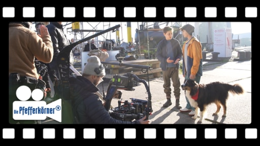 Jan und Mads mit Filmhund Bobby vor der Kamera bei den Dreharbeiten zur Pfefferkörner-Folge "Peking-Kracher".