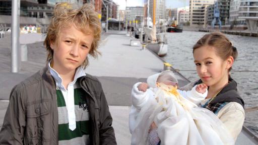 Familienbande | Rechte: NDR/Letterbox - Romano Ruhnau Rasmus mit Lina, die das Baby auf dem Arm hält