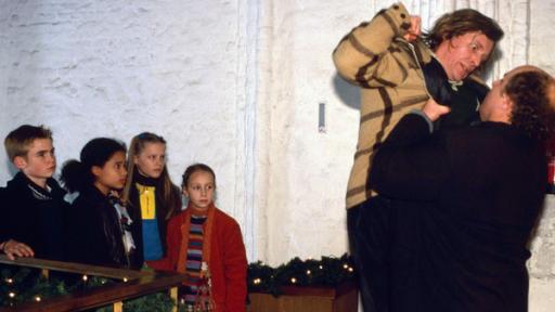 Der Pastor wirft den Schleuser aus der Kirche.