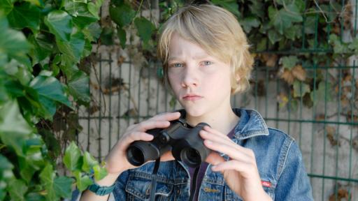 Gefährliche Downloads | Rechte: NDR/Romano Ruhnau Max hält ein Fernglas