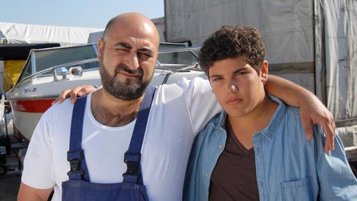 Gefährlicher Gegner | Rechte: NDR/Studio HH Foto: Romano Ruhnau Erol (Özgür Karadeniz) hat den Arm um Anton (Danilo Kamber) gelegt.