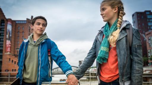 Gewissensfragen | Rechte: NDR/Studio HH Foto: Boris Laewen Jacob (Levin du Hamél) und Stella (Zoe Malia Moon) halten sich an der Hand.