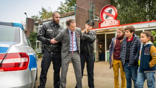 Giftige Absichten | Rechte: NDR/Studio HH Foto: Boris Laewen Geschäftsmann Lackmann (Oliver Sauer) wird von zwei Polizisten festgenommen. Pinja (Sina Michel), Ramin (Jann Piet) und Jale (Ava Sophie Richter) stehen daneben.