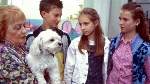 Hundeliebe | Rechte: NDR/Letterbox Vivi, Paul und Katja bringen einer alten Dame ihren Hund zurück.