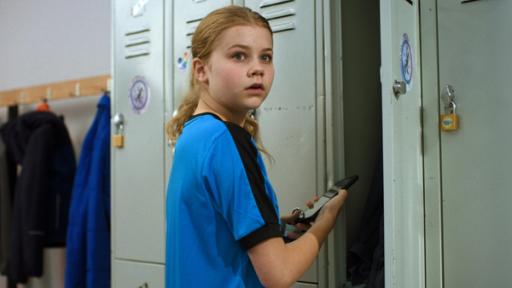 Malin (Ida Carlo) wird beim Durchsuchen des Spinds erwischt.