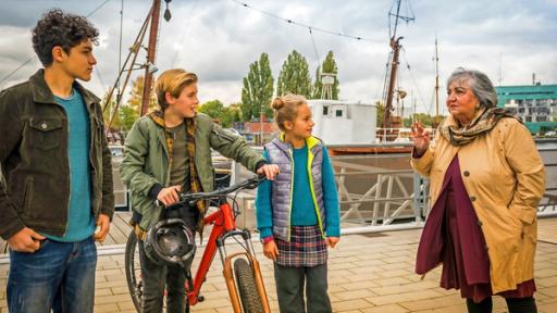 Lebensretter | Rechte: NDR/Letterbox - Boris Laewen Tarun, Jonny und Clarissa unterhalten sich mit Taruns Oma Amisha.