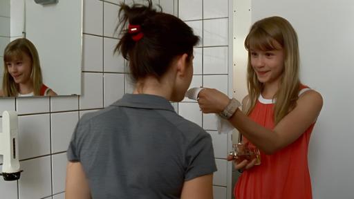 Produktpiraten | Rechte: NDR Folge 71: Produktpiraterie: Lilly zeigt Yeliz den Duft ihres Parfums